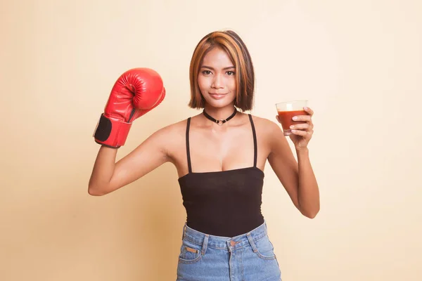 Jovem Mulher Asiática Com Suco Tomate Luva Boxe Fundo Bege — Fotografia de Stock