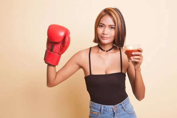 Ung Asiatisk Kvinna Med Tomatjuice Och Boxning Handske Beige Bakgrund — Stockfoto