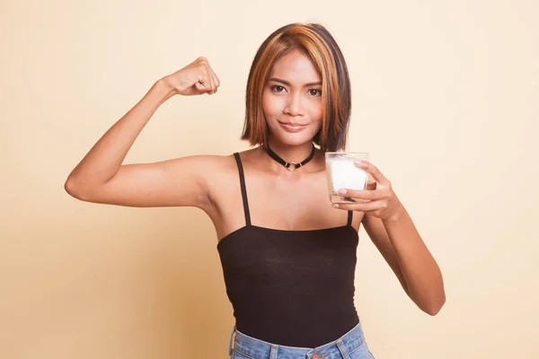Saludable Mujer Asiática Bebiendo Vaso Leche Sobre Fondo Beige —  Fotos de Stock