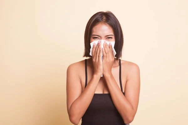 Joven Mujer Asiática Enfermó Gripe Fondo Beige — Foto de Stock