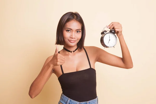 Jovem Ásia Mulher Mostrar Polegares Até Com Relógio Bege Fundo — Fotografia de Stock