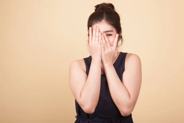 Beautiful Young Asian Woman Peeking Fingers Beige Background — Stock Photo, Image