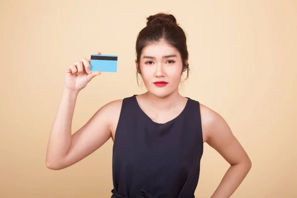 Joven Mujer Asiática Con Una Tarjeta Blanco Sobre Fondo Beige —  Fotos de Stock