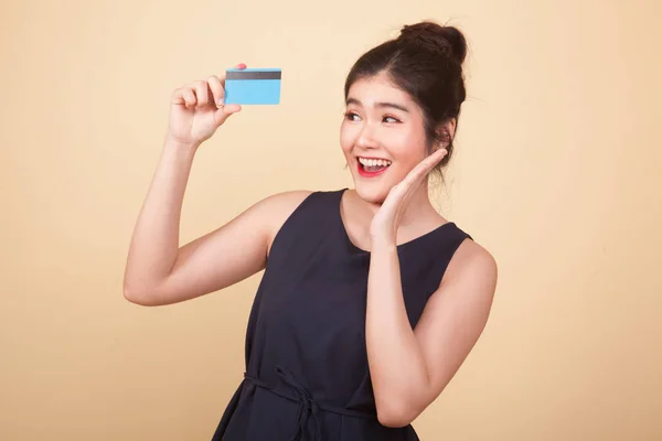 Joven Mujer Asiática Feliz Con Tarjeta Blanco Sobre Fondo Beige —  Fotos de Stock