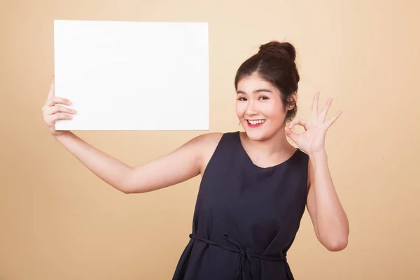 Muestra Mujer Asiática Joven Con Blanco Blanco Sobre Fondo Beige —  Fotos de Stock