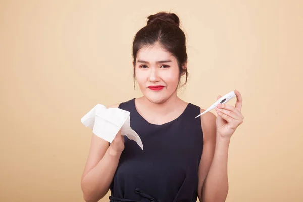 Genç Asyalı Kadın Hastalandı Bej Arka Planda Grip Oldu — Stok fotoğraf