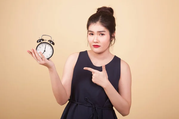 Wściekła Młoda Azjatka Wskazuje Zegar Beżowym Tle — Zdjęcie stockowe