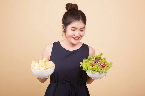 Ung Asiatisk Kvinna Med Chips Och Sallad Beige Bakgrund — Stockfoto