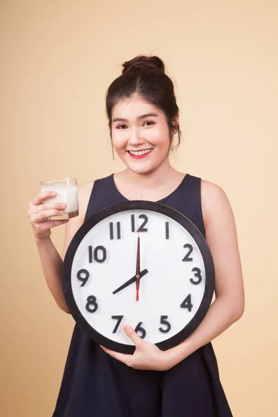 Saludable Mujer Asiática Bebiendo Vaso Leche Celebrar Reloj Sobre Fondo —  Fotos de Stock