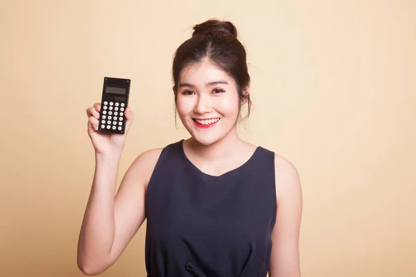 Mujer Asiática Sonrisa Con Calculadora Sobre Fondo Beige —  Fotos de Stock