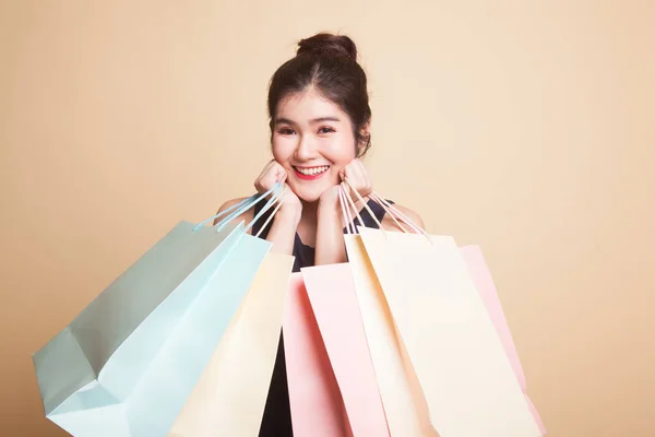 Vacker Ung Asiatisk Kvinna Med Shoppingväskor Beige Bakgrund — Stockfoto