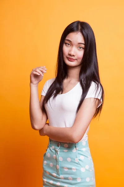 Porträt Der Schönen Jungen Asiatischen Frau Auf Leuchtend Gelbem Hintergrund — Stockfoto