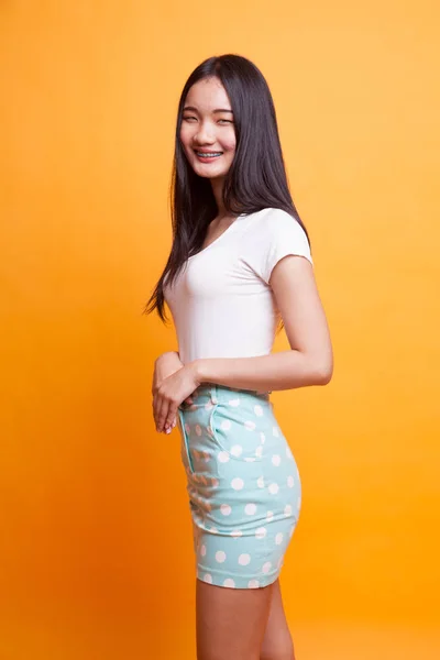 美丽的年轻亚洲妇女的肖像在明亮的黄色背景 — 图库照片