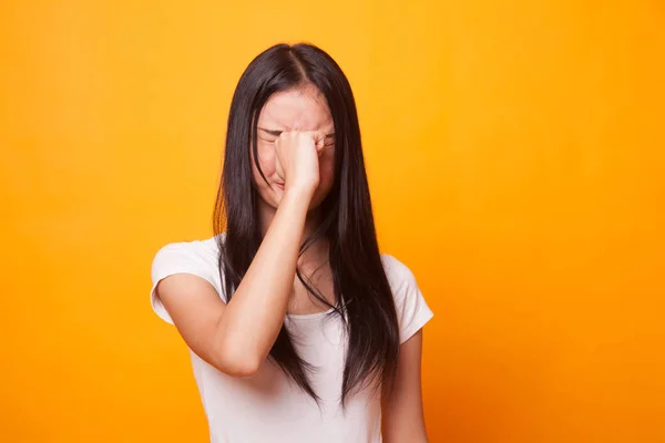 Joven Mujer Asiática Enfermó Dolor Cabeza Sobre Fondo Amarillo Brillante —  Fotos de Stock