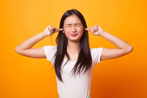 Mujer Asiática Joven Bloquea Ambas Orejas Con Dedo Sobre Fondo —  Fotos de Stock