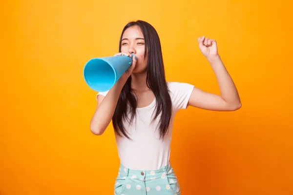 Mooie Jonge Aziatische Vrouw Kondigen Met Megafoon Heldere Gele Achtergrond — Stockfoto