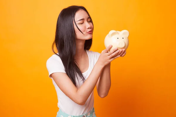Mladá Asijská Žena Kiss Růžová Mince Banka Světle Žlutém Podkladu — Stock fotografie