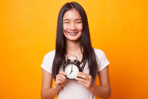 Ung Asiatisk Kvinna Leende Med Klocka Ljusa Gul Bakgrund — Stockfoto