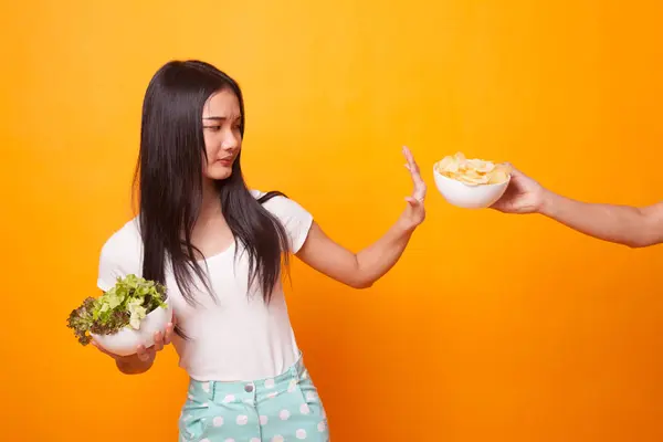 Jonge Aziatische Vrouw Met Aardappelchips Nee Zeggen Tegen Salade Heldere — Stockfoto