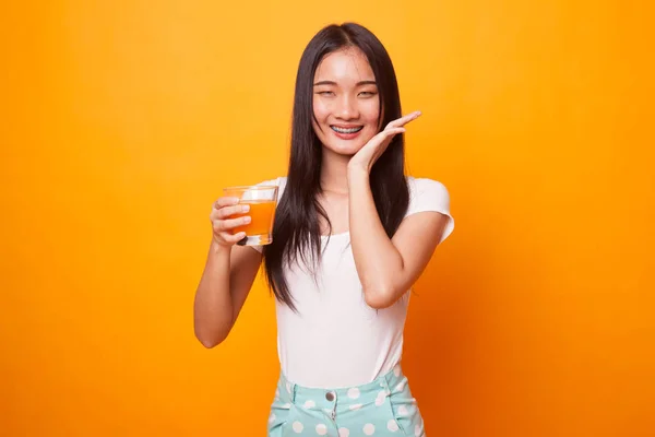 Jovem Mulher Asiática Feliz Beber Suco Laranja Fundo Amarelo Brilhante — Fotografia de Stock