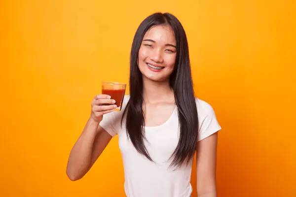 Joven Mujer Asiática Beber Jugo Tomate Sobre Fondo Amarillo Brillante — Foto de Stock
