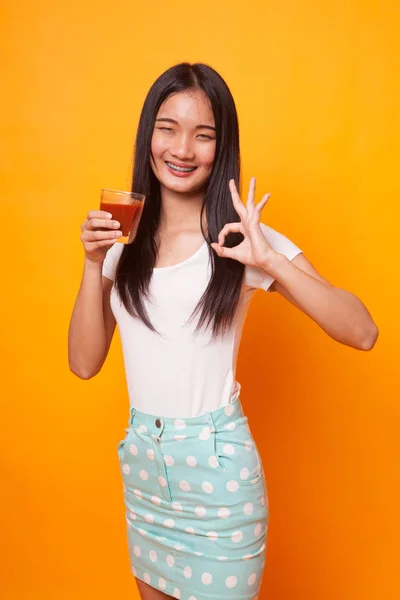 Joven Mujer Asiática Muestran Con Jugo Tomate Sobre Fondo Amarillo —  Fotos de Stock