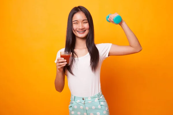 Joven Mujer Asiática Sana Con Mancuerna Jugo Tomate Sobre Fondo — Foto de Stock