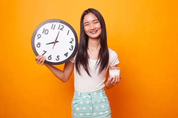 Saludable Mujer Asiática Beber Vaso Leche Celebrar Reloj Sobre Fondo —  Fotos de Stock