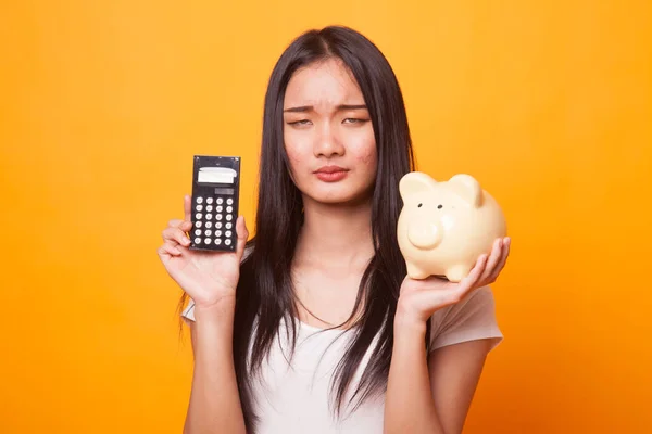 Δυστυχισμένη Γυναίκα Της Ασίας Την Αριθμομηχανή Και Τράπεζα Piggy Φωτεινό — Φωτογραφία Αρχείου