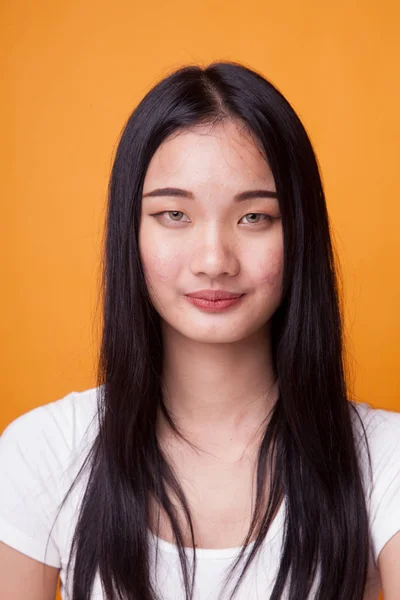明るい黄色の背景に美しい若いアジア女性の肖像画 — ストック写真