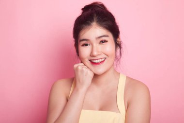 Pembe arka planda güzel bir Asyalı kadının portresi.