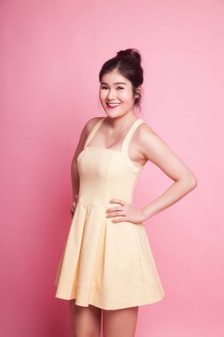 Pembe arka planda güzel bir Asyalı kadının portresi.