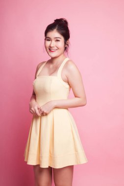 Pembe arka planda güzel bir Asyalı kadının portresi.