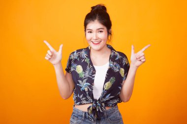 Sol ve sağ sarı zemin üzerine tropikal gömlekli Genç Asyalı kadın gelin