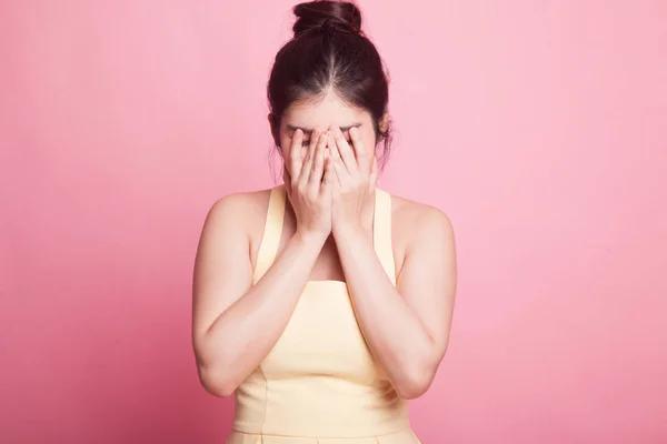 Triste Joven Asiática Llorando Con Palma Mano Fondo Rosa —  Fotos de Stock