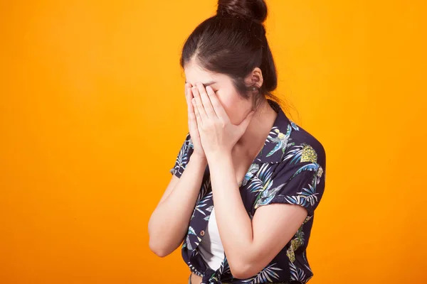 Smutná Mladá Asijská Žena Cry Dlaní Tropické Tričko Žlutém Podkladu — Stock fotografie