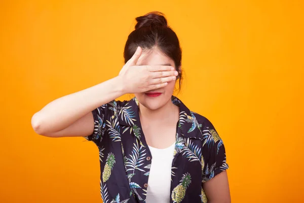 Young Asian Woman Close Her Eyes Hand Tropical Shirt Yellow — Stock Photo, Image