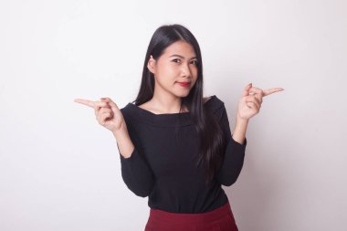 Sol ve sağ beyaz arka plan noktasına genç Asyalı kadın