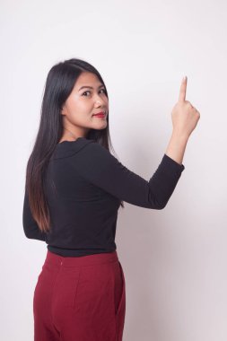 Asyalı kadın belgili tanımlık perde ile beyaz arka plan parmağına dokunmak