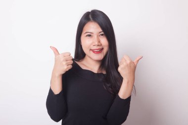 Genç Asyalı kadın göstermek iki başparmak beyaz arka plan üzerinde