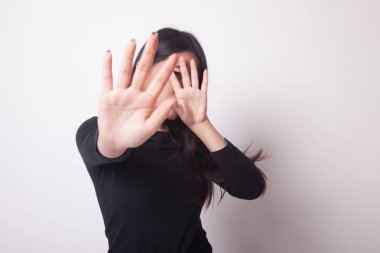 Genç Asyalı kadın yüzü beyaz arka plan üzerinde gizle