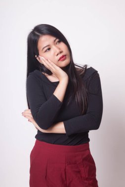 Güzel genç Asyalı kadın almak bıkkın beyaz arka plan üzerinde