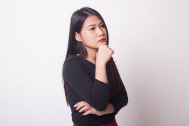 Ciddi genç Asyalı kadın bak uzak beyaz arka plan üzerinde