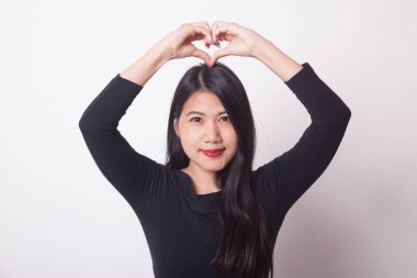 Genç Asyalı kadın kalp el işareti beyaz zemin üzerine el hareketi