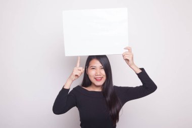 Beyaz arka plan üzerinde boş işaret noktasına genç Asyalı kadın