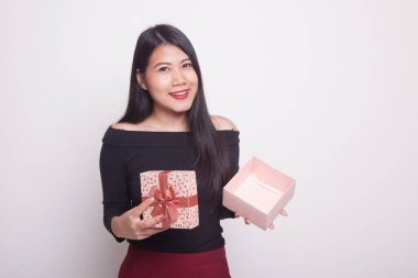 Genç Asyalı kadın açık beyaz zemin üzerine altın hediye kutusu