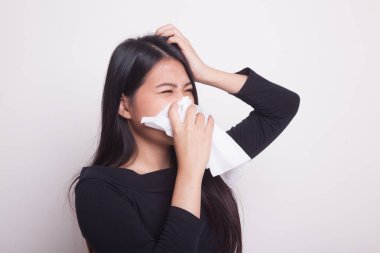 Genç Asyalı kadın hasta ve grip beyaz arka plan üzerinde var