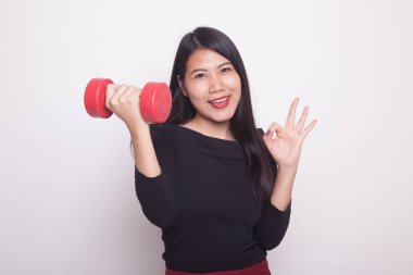 Sağlıklı Asyalı kadın beyaz arka plan üzerinde dumbbells ile Tamam göster