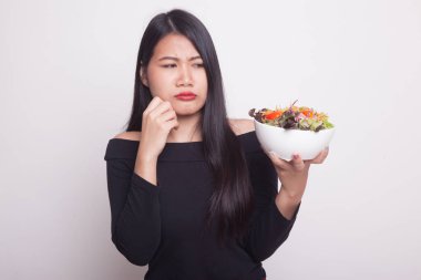 Asyalı kadın nefret beyaz zemin üzerine salata
