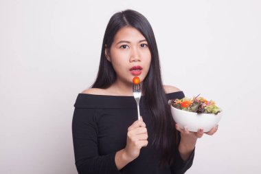 Beyaz zemin üzerine salata sağlıklı Asyalı kadın